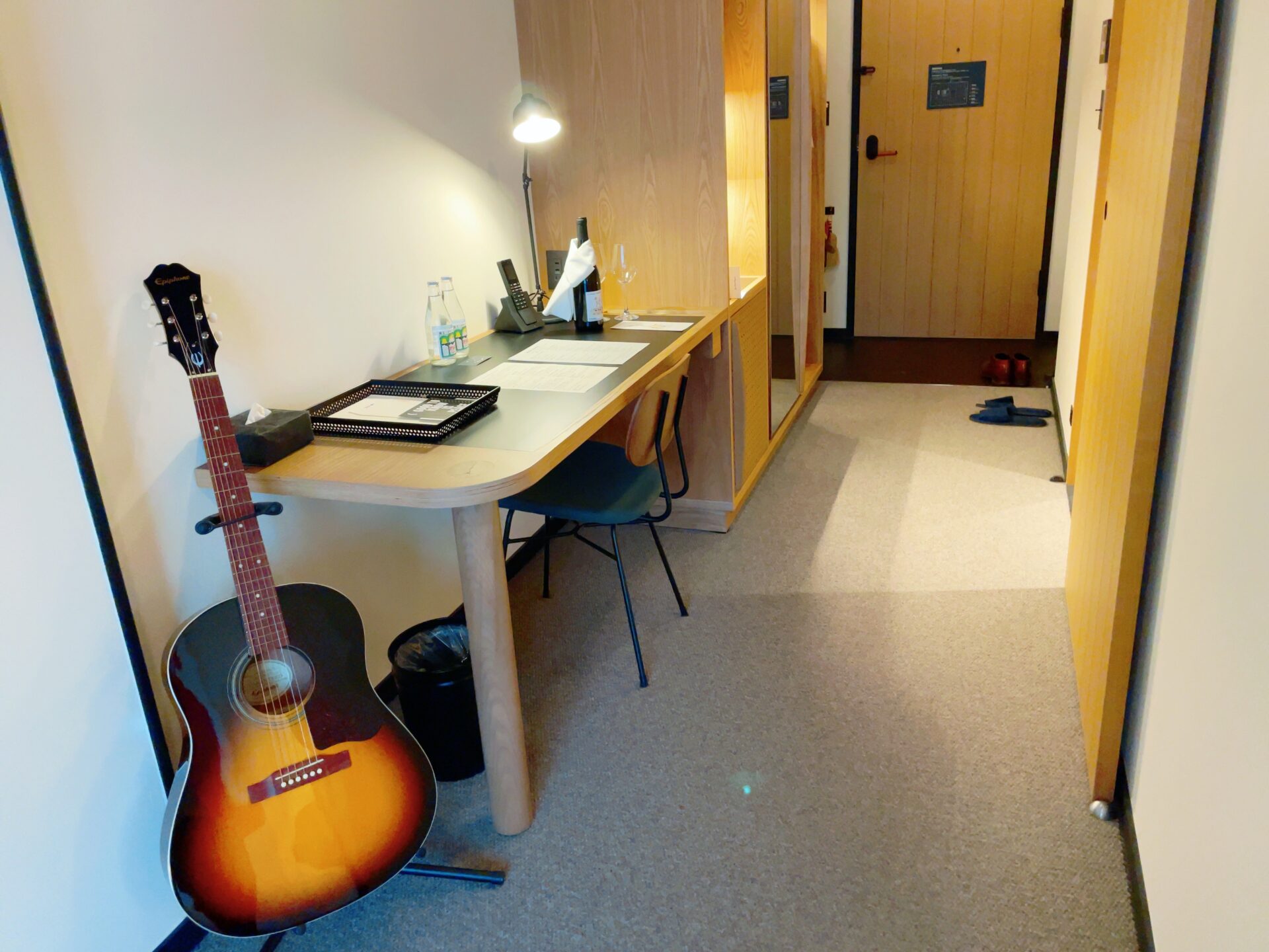 エースホテル京都の部屋にはギターがある