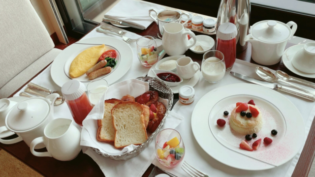 【ペニンシュラ東京】朝食をルームサービスにしてみた！【記念日特典あり】
