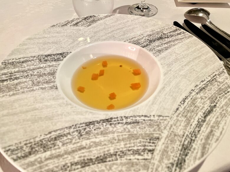 鳥羽国際ホテルの夕食　フレンチ　コンソメスープ