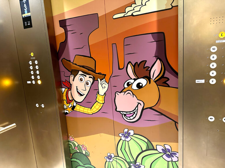 東京ディズニーリゾートのトイストーリーホテルのエレベーターはウッディ