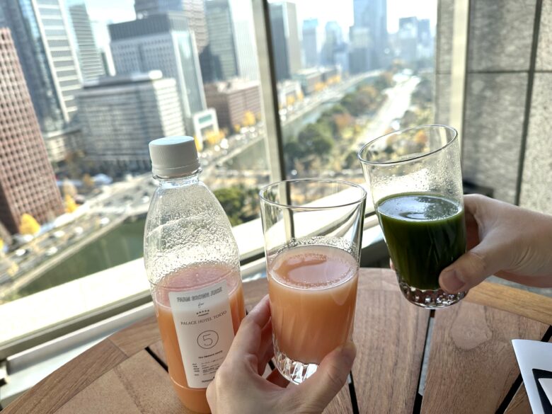 パレスホテル東京のデラックスルーム　デトックスジュースで乾杯