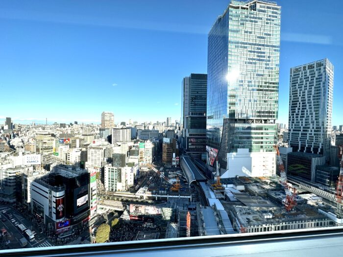 渋谷エクセルホテル東急21階のエレベーターホールから見た渋谷スクランブル交差点