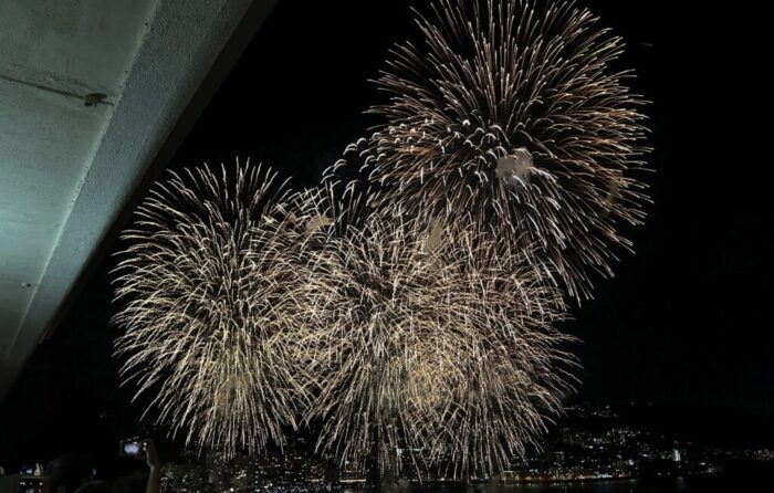 ホテルニューアカオのロビーテラスから見る熱海会場花火